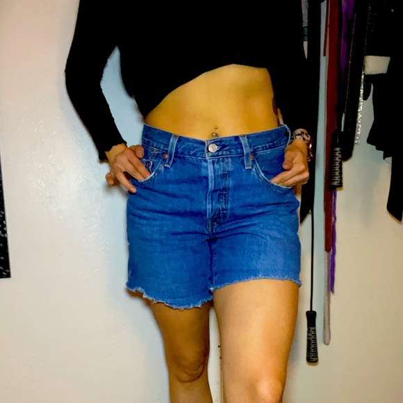 Levis mom mid rise shorts. Size 27. Never worn - Picture 1 of 6